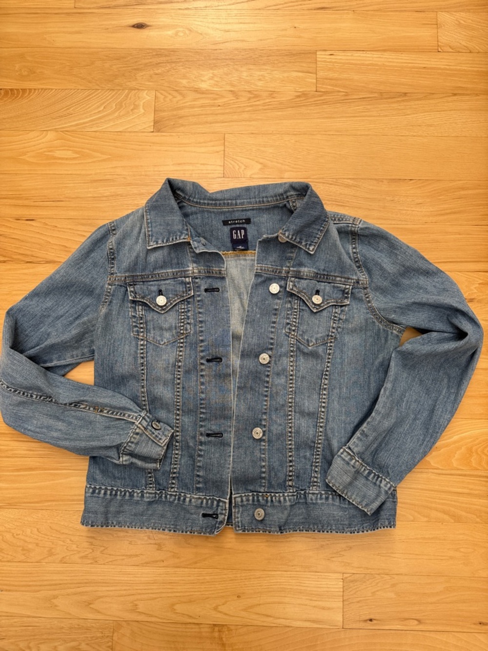 GAP Medium Wash Blue Denim Jean Jacket M,
Lightweight with some stretch